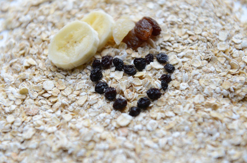 Raisin and banana porridge
