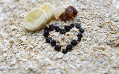Raisin and banana porridge