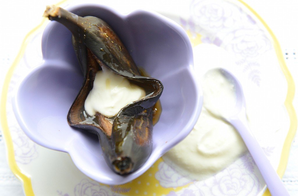 Baked Bananas with Maple Syrup and Greek Yogurt