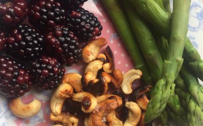Grilled asparagus with blackberries and cashews